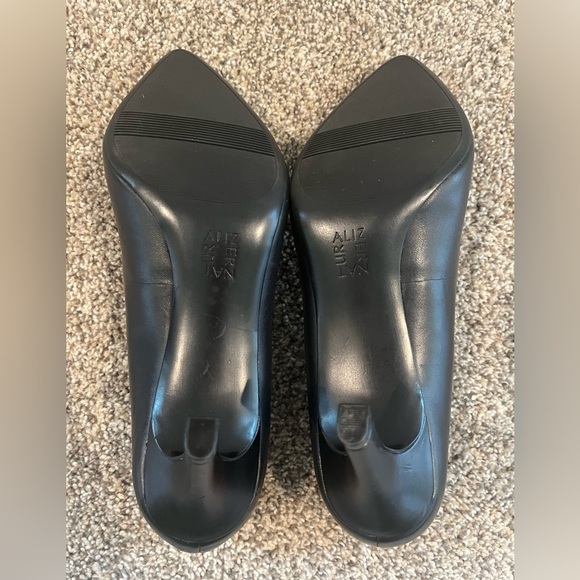 Naturalizer Black Women's Pumps - Picture 6 of 10